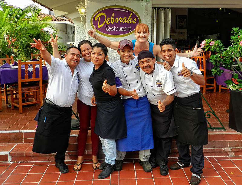 Deborah y el equipo de su restaurante